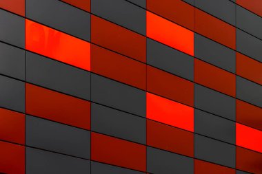 Geometrik kırmızı ve siyah metal kaplama desenli ofis binası cephesi