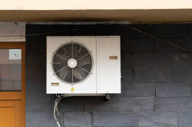 Çift eksenli vantilatörlü ve açıkta olan dış endüstriyel klima ünitesi