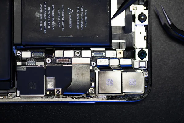 South Tyrol Italy Jan 2023 Replacing Iphone Battery Fix Broken Rechtenvrije Stockfoto's