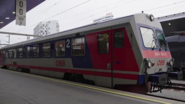 Viyana, Avusturya - 20 Ocak. 2023: Viyana Ana Tren İstasyonu 'nda yolcu kompartımanlı lokomotif. Viyana 'da BB Treni