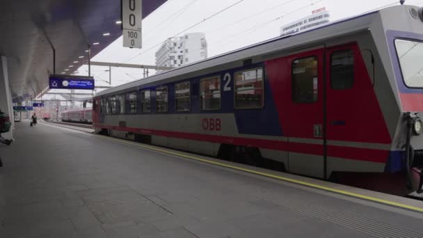 Vídeň Rakousko Ledna 2023 Starý Dojíždějící Vlak Hlavním Nádraží Vídni — Stock video
