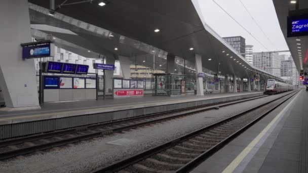 비엔나 오스트리아 20일 2023 열차가 비엔나 중앙역에 도착합니다 오스트리아 열차의 — 비디오