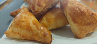 Barselona şehri ve deniz manzarası, yiyecek ve resimlerde sanat 