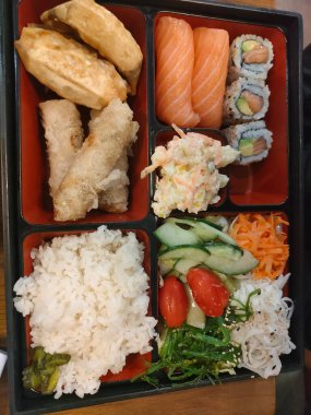 Baharda Paris 'te bitki örtüsü, fauna, sokak manzarası, simgeler... 