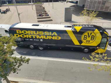 Otobüs sarı ve siyah ya da uçak ve diğer araçlarla ulaşım 