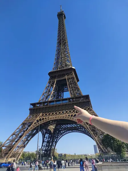 Paris şehir manzarası, manzarası, bahçeleri ve insanları. 