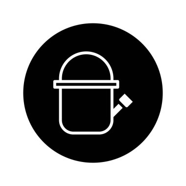 Bir sulama kutusunun minimalist vektör simgesi sunulur. Tasarım, bir çember içinde basit ve izole bir siluettir. Bahçe işleri ya da tarım temaları için uygundur..