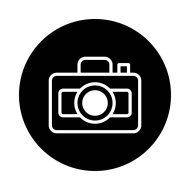 Kamerayı temsil eden basit bir vektör simgesi. Fotoğrafçılık ve yakalama anlarıyla ilgili web sitelerinde, uygulamalarda ve grafik tasarım projelerinde kullanmak için ideal.