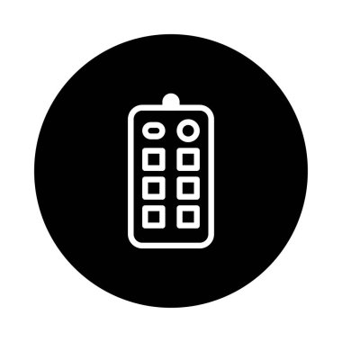 Siyah bir çemberin üzerindeki minimalist beyaz uzaktan kumanda ikonu modern teknoloji ve kontrolün basit ama etkili bir temsilini sunar..