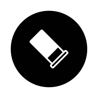 Siyah bir çemberde bir kurşunun yer aldığı minimalist bir çizim, basit ama çarpıcı bir tasarım ile cephane, şiddet ve silah temalarını iletiyor..