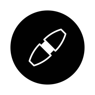 Bir dairenin içinde kapsül simgesini gösteren, çeşitli yaratıcı uygulamalar için basitliği ve modern estetiği somutlaştıran minimalist siyah ve beyaz bir tasarım..