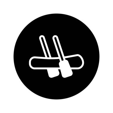 Siyah dairede kürek çeken bir sandalın minimalist vektör çizimi. Seyahat, eğlence ya da deniz temalı tasarım projeleri için mükemmel..