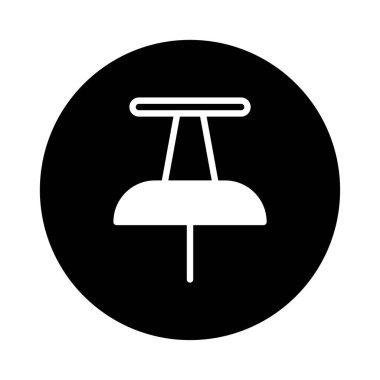 Siyah bir daire üzerinde beyaz bir itme iğnesinin minimalist grafik çizimi, uyarı panosu simgeleri veya ofis kırtasiyesi kavramlarını temsil etmek için idealdir.