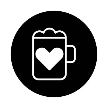 İçinde kalp sembolü olan minimalist bir bardağın simgesi. Barlar, barlar, bira fabrikaları, aşk ve kutlamalarla ilgili tasarımlar için mükemmel..
