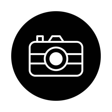 Siyah beyaz minimalist kamera ikonu, fotoğrafçılığı temsil ediyor. Temiz ve modern grafik tasarımı ile resim yakalamayı ve görsel hikaye anlatmayı sembolize eder.