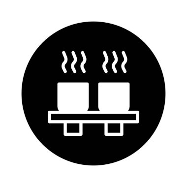 Siyah bir daire şeklinde sunulan, küçük bir masa platformunda iki dumanı tüten bardak gösteren minimalist bir vektör grafiği. Sıcak içeceklerin sıcaklığını ve konforunu vurgular.