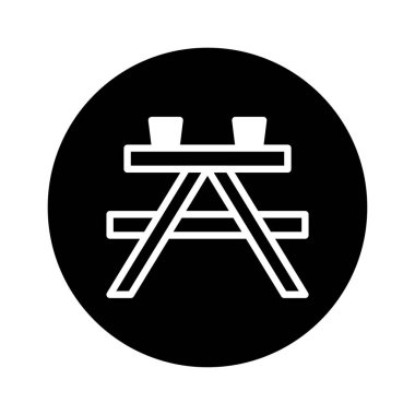 Siyah bir çemberin içinde minimalist bir piknik masası çizimi. Kamp, açık hava aktiviteleri ve basit ve şık bir tasarım için mükemmel bir yer..