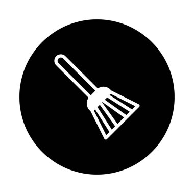 Siyah arkaplandaki beyaz süpürge simgesinin basit bir çizimi, temizlik ya da ev işleri ile ilgili tasarımlar için ideal, temiz ve minimalist bir estetik sunuyor