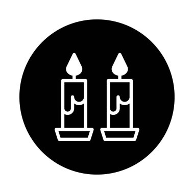Minimalist bir illüstrasyonda, siyah dairesel bir zemine karşı beyaza boyanmış iki mum sergileniyor. Tasarım, hatırlama, barış ve maneviyat temalarını çağrıştırıyor..