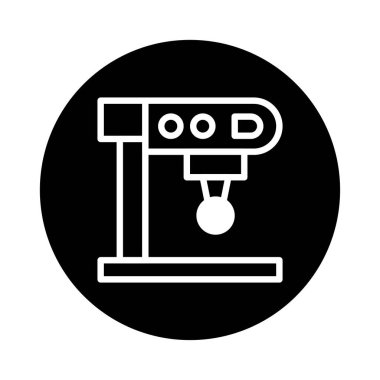 Siyah yuvarlak arka planda, kafein içeceğini ya da evde ya da kafede kahve demlemenin kolaylığını sembolize eden basit ve modern bir kahve makinesi ikonu.