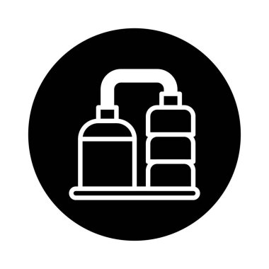 İçki imalathanesi ekipmanlarını tasvir eden, endüstriyel bir ortamda alkol ve bira üretimini temsil eden minimalist siyah beyaz bir ikon. Grafik üretimi, teknolojiyi ve mühendisliği sembolize ediyor..