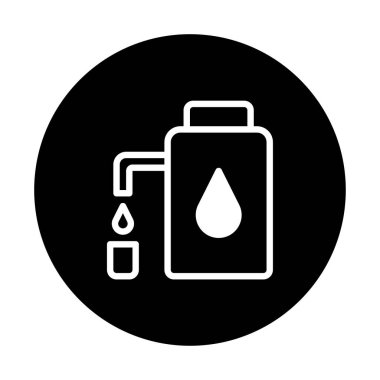 Siyah arkaplanda temiz, basit bir beyaz su dağıtıcı simgesi. Tasarım, su dağıtımının temel unsurlarını taşımaya odaklanıyor..