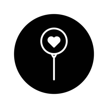 Kalp şeklinde bir lolipop simgesi siyah bir arkaplana karşı sevgi, şefkat ve tatlılık hissi taşır. Sevgililer Günü ya da romantik temalar için mükemmel..