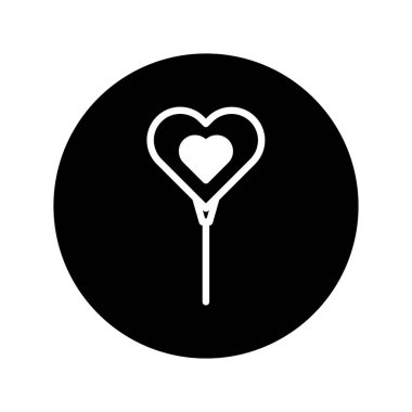 Çubukta kalp şeklinde bir lolipop. Siyah beyaz basit ve minimalist tasarım. Sevgi ve tatlılığı resmetmek için mükemmel..