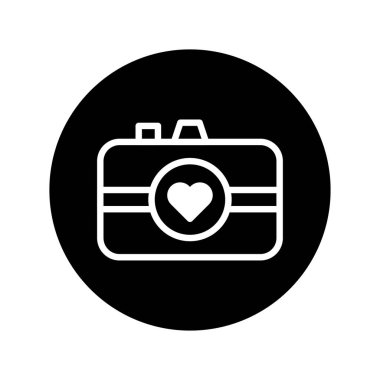 Bir minimalist illüstrasyon, dijital çağda fotoğraf ve yaratıcı ifade aşkını temsil eden, bir kalp sembolü ile entegre bir kamera ikonu içerir..