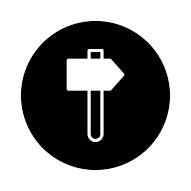 Siyah bir daire içinde çekiç aleti simgesinin minimalist bir çizimi. Basit tasarım beyaz çekiç şeklini içerir, bu da onu yapım veya onarımla ilgili içerik için uygun kılar..