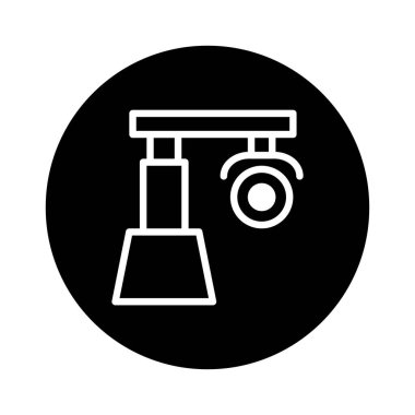 Siyah arkaplandaki güvenlik kamerasının minimalist bir simgesi. Gözetleme ve korumayı simgeliyor. Bu görüntü ev ve iş güvenliği için modern teknolojiyi temsil ediyor..