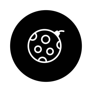 Bir minimalist grafik çizimi bir Noel süsü tasvir eder. Süs dairesel tasarımlı basit dairesel bir şekle sahip. Siyah beyaza boyanmış, bayram kutlamalarını simgeliyor..