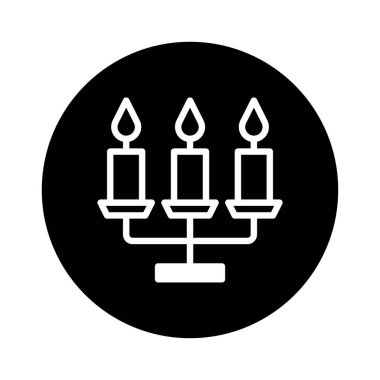 Basit bir dizayndaki zarafet ve sıcaklığı somutlaştıran zıt bir arkaplan üzerine kurulmuş üç mumlu bir şamdanın minimalist bir çizimi..