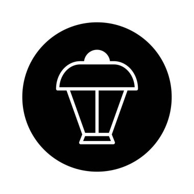 Beyaz olarak özetlenmiş minimalist bir fener ikonu, koyu siyah bir çember arkaplan üzerine kurulmuş, basit bir tasarım yayar.