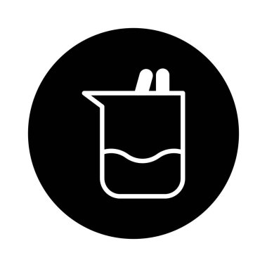 Basit ve minimalist bir illüstrasyon, bilimsel araştırmaları vurgulayan, kısmen sıvıyla dolu, katı, siyah dairesel bir arkaplan üzerine kurulmuş, beyaz bir deney şişesinin ana hatlarını gösteriyor..