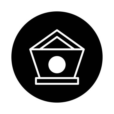 Daire içindeki bir kuş evinin basit bir siyah beyaz çizimi. Bu minimalist tasarım bir simge veya logo olarak kullanılabilir.