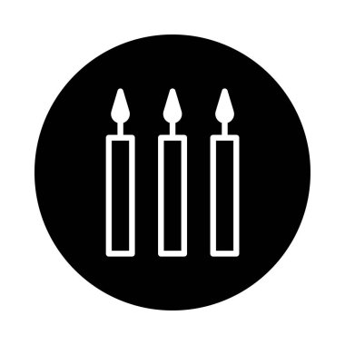 Siyah bir çemberde üç beyaz mum, minimalist bir şekilde yakalanmış, barış ve sıcaklık hissi uyandırıyor. Maneviyat ve kutlamalarla ilgili tasarımlar için mükemmeldir..