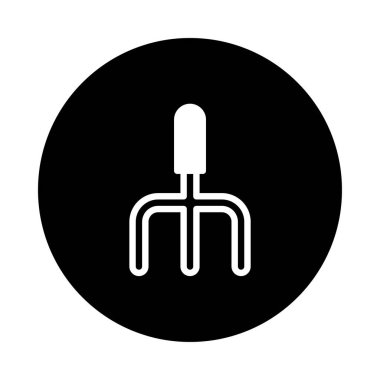 Bir bahçe çatalının basit ama zarif bir tasarımı, tarım araçlarını ve bahçecilik faaliyetlerinin özünü temsil ediyor..