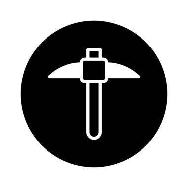 Siyah bir daireye karşı beyaz bir kazma içeren minimalist bir ikon, madencilik, inşaat veya sanayiyle ilgili temaları taşımak için ideal..