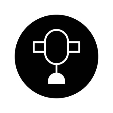 Siyah bir çemberin içinde duran bir mikrofonun basit ve modern bir temsili. Ses kaydını veya podcast ile ilgili hizmetleri temsil etmek için mükemmel.