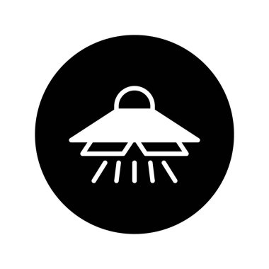 Minimalist bir vektör grafiği, siyah dairesel bir arkaplan üzerine kurulmuş beyaz bir UFO uzay gemisi ikonu içerir..