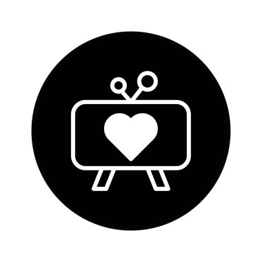 Bir televizyon ekranında gösterilen beyaz kalp sembolü siyah bir çember içinde basit ve duygusal bir mesaj ileterek eğlence ve medya endüstrisine olan sevgiyi temsil ediyor..