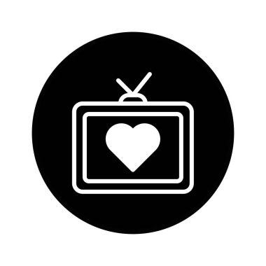 Kalp sembollü klasik siyah-beyaz televizyon dijital ekranlardan yayınlanan aşk mesajını iletiyor. Bu görüntü aşk, medya ve teknoloji kavramını temsil ediyor..