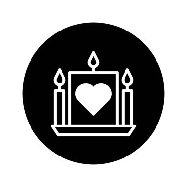 Kalp şeklinde mumların zarif minimalist çizimi aşkı ve sıcaklığı sembolize ediyor. Romantik temalar ve kutlamalar için mükemmel..