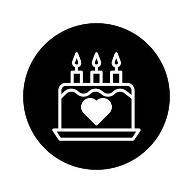 Doğumgünü pastasının minimalist beyaz bir simgesi. Üç yanan mum ve siyah dairesel arka planda duran bir kalp sembolü. Kutlamaları sembolize etmek ya da fırın hizmetlerini desteklemek için ideal.
