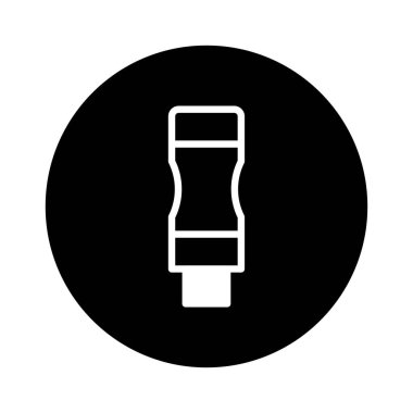 Siyah çemberin arka planında beyaz bir USB konektörünün minimalist vektör çizimi. Teknoloji, veri transferi ve bağlantı ile ilgili simgeler ve grafikler için uygundur.