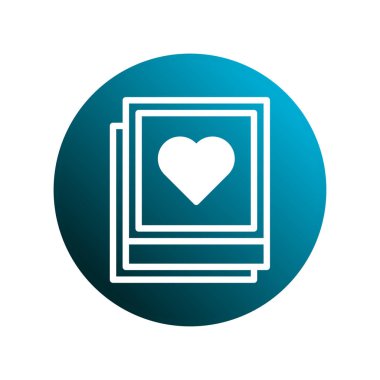 Basit ve modern bir ikon tasarımı. İçinde bir yığın fotoğraf bulunan bir kalp var. Aşk, hatıra ve ilişki temalarını aktarmak için mükemmel..