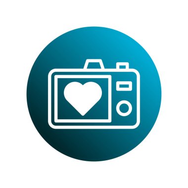 Ekranında kalp olan bir fotoğraf makinesi tasviri. Fotoğrafçılığa ya da romantik temalara olan sevgisini ifade etmek için mükemmel. Sevgililer Günü promosyonları ve tasarım malzemeleri için ideal..