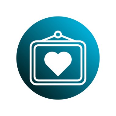 Bir çerçeve içinde biçimlendirilmiş beyaz bir kalp, sade ve modern bir tasarımla sevgi ve şefkat taşıyan, yuvarlak bir zemin üzerinde asılı durur..