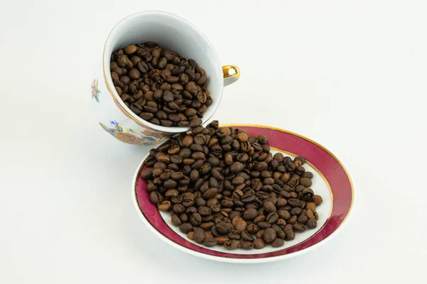 Koffiebonen Een Kopje Een Witte Achtergrond — Stockfoto
